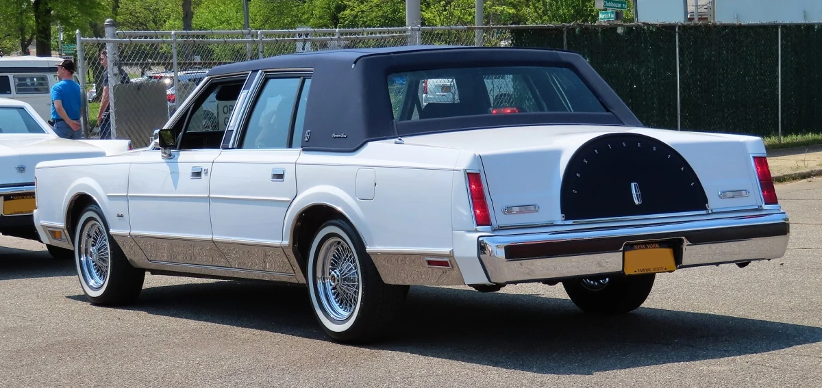 Lincoln Town Car / Kevauto, CC BY-SA 4.0, Wikimedia Commons