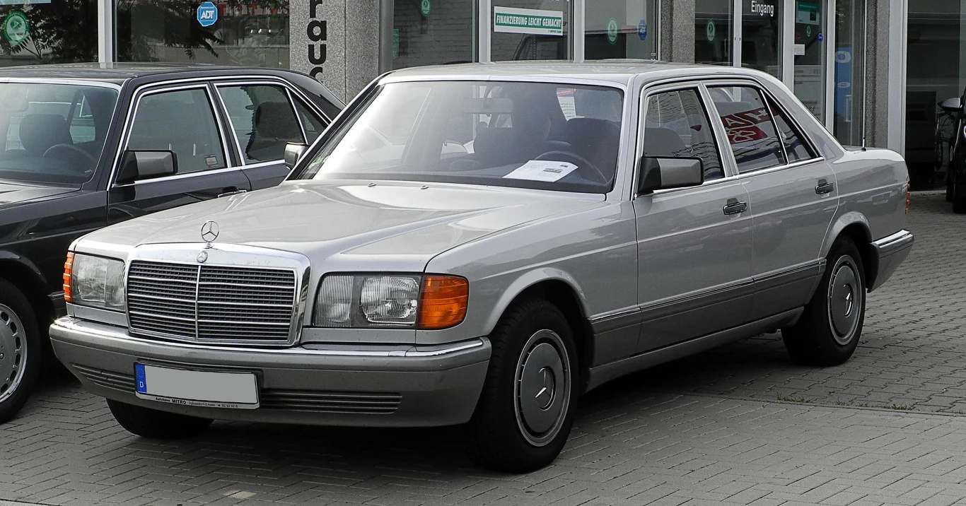 Mercedes 420 SEL / M 93, CC BY-SA 3.0 DE, Wikimedia Commons