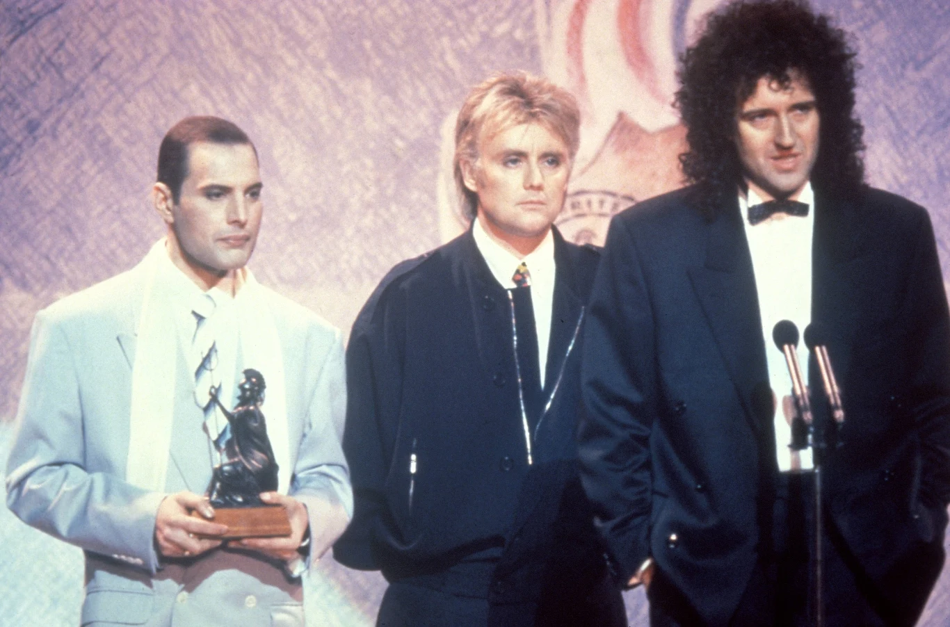 Freddie Mercury, Roger Taylor i Brian May w 1990 roku. Wtedy Freddie po raz ostatni pokazał się publicznie Freddie Mercury, Roger Taylor i Brian May w 1990 roku. Wtedy Freddie po raz ostatni pokazał się publicznie