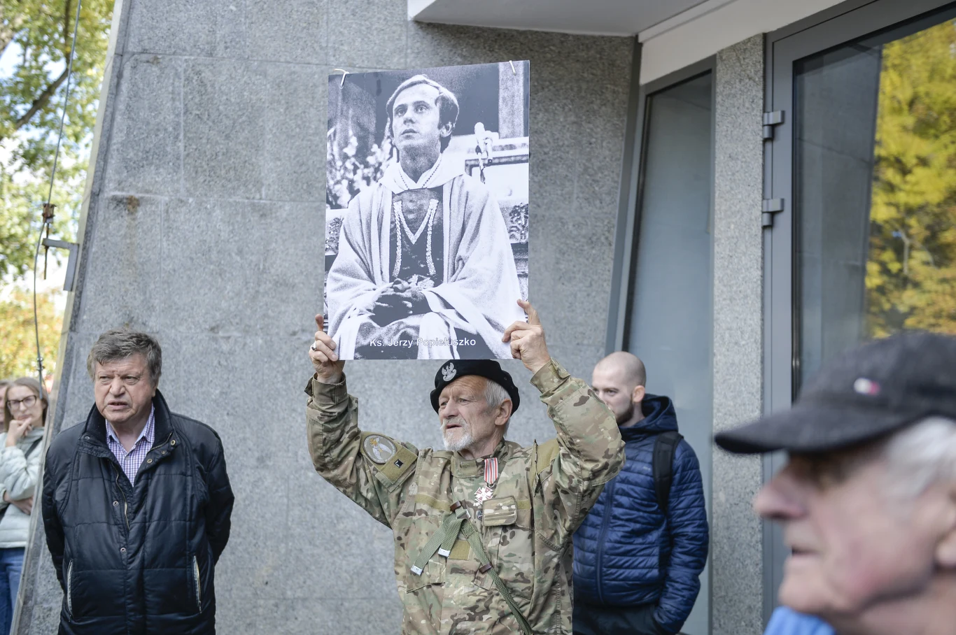 Aktywiści przypominali o przewinieniach zmarłego, m.in. o nagonce na ks. Jerzego Popiełuszkę