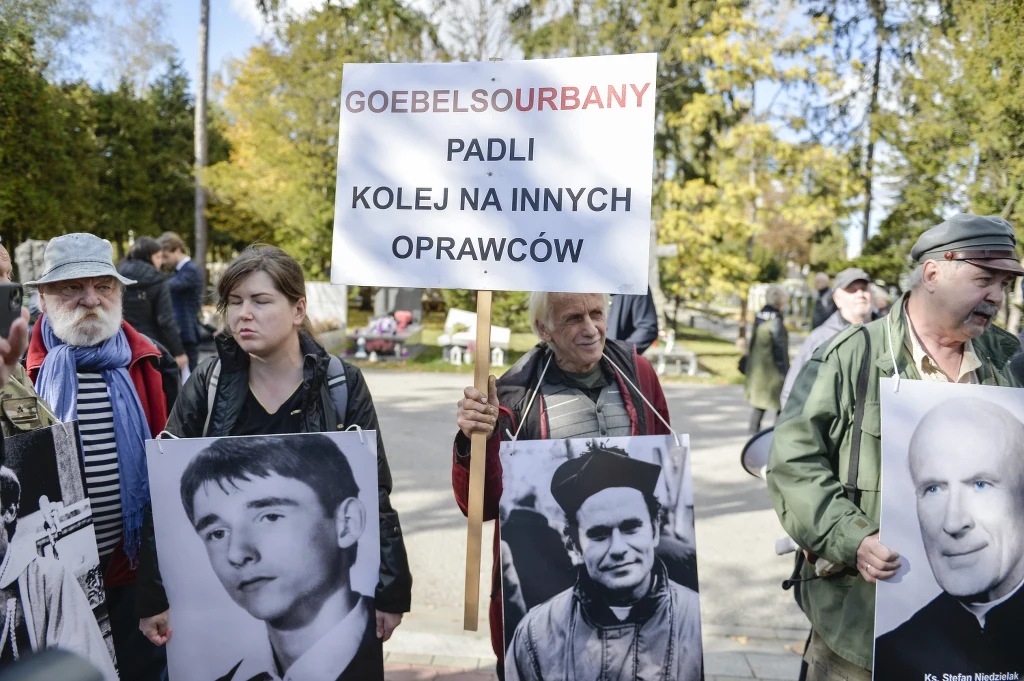 Przed domem pogrzebowym zgromadziła się grupa przeciwników Jerzego Urbana Przed domem pogrzebowym zgromadziła się grupa przeciwników Jerzego Urbana