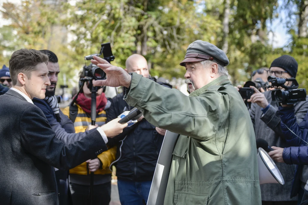 Na zewnątrz dochodziło do przepychanek i kłótni Na zewnątrz dochodziło do przepychanek i kłótni