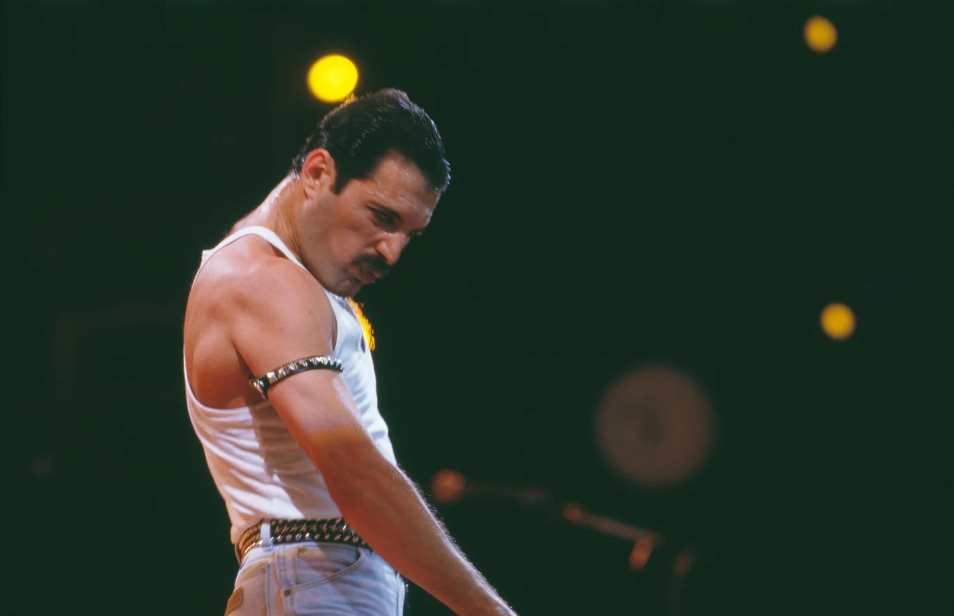 Freddie Mercury podczas Live Aid w 1985 roku Freddie Mercury podczas Live Aid w 1985 roku