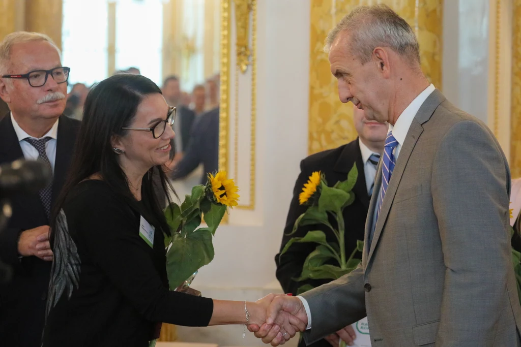 Nauczycielka bibliotekarka z Zespołu Szkolno-Przedszkolnego w Pliszczynie Iwona Pietrzak-Płachta otrzymała tytuł Nauczyciela Roku 2022 Nauczycielka bibliotekarka z Zespołu Szkolno-Przedszkolnego w Pliszczynie Iwona Pietrzak-Płachta otrzymała tytuł Nauczyciela Roku 2022
