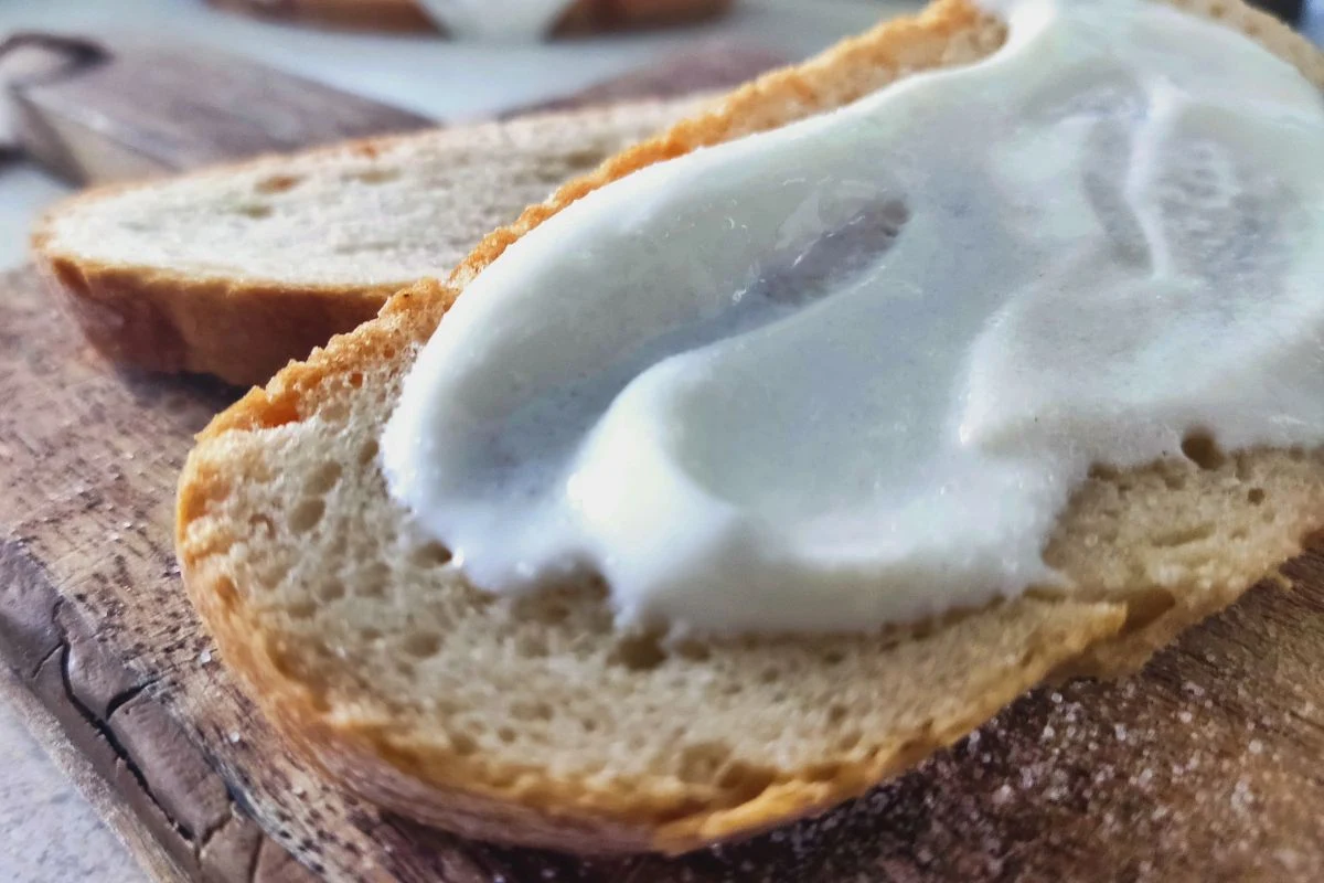 Nic tak nie smakowało w dzieciństwie w PRL jak chleb ze śmietaną i cukrem Nic tak nie smakowało w dzieciństwie w PRL jak chleb ze śmietaną i cukrem