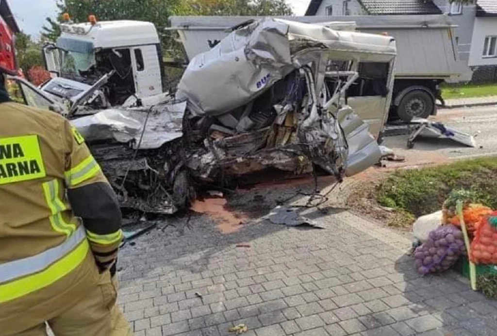 Bus, który uczestniczył w wypadku, jest niemal całkiem zniszczony Bus, który uczestniczył w wypadku, jest niemal całkiem zniszczony