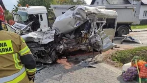 Bus, który uczestniczył w wypadku, jest niemal całkiem zniszczony