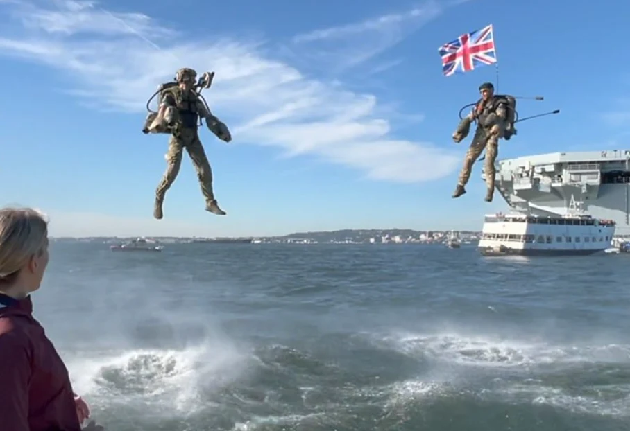Royal Navy zakupiła dla swoich żołnierzy plecaki odrzutowe. Mają pomóc w misjach specjalnych i ratowniczych Royal Navy zakupiła dla swoich żołnierzy plecaki odrzutowe. Mają pomóc w misjach specjalnych i ratowniczych