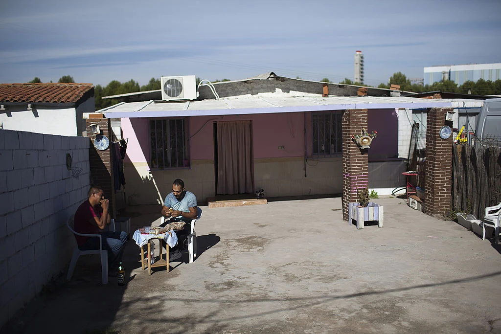 W Cañada Real trudno jest spotkać etnicznych Hiszpanów, żyją tu głównie hiszpańscy Romowie oraz nielegalni imigranci, przybyli z Maroka. W Cañada Real trudno jest spotkać etnicznych Hiszpanów, żyją tu głównie hiszpańscy Romowie oraz nielegalni imigranci, przybyli z Maroka.