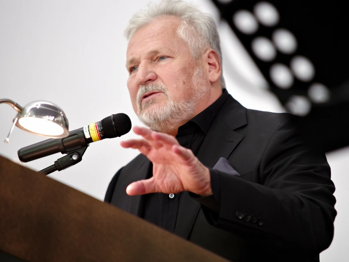 Aleksander Kwaśniewski dalej jest aktywny zawodowo. Udziela wykładów w różnych krajach. Aleksander Kwaśniewski dalej jest aktywny zawodowo. Udziela wykładów w różnych krajach.