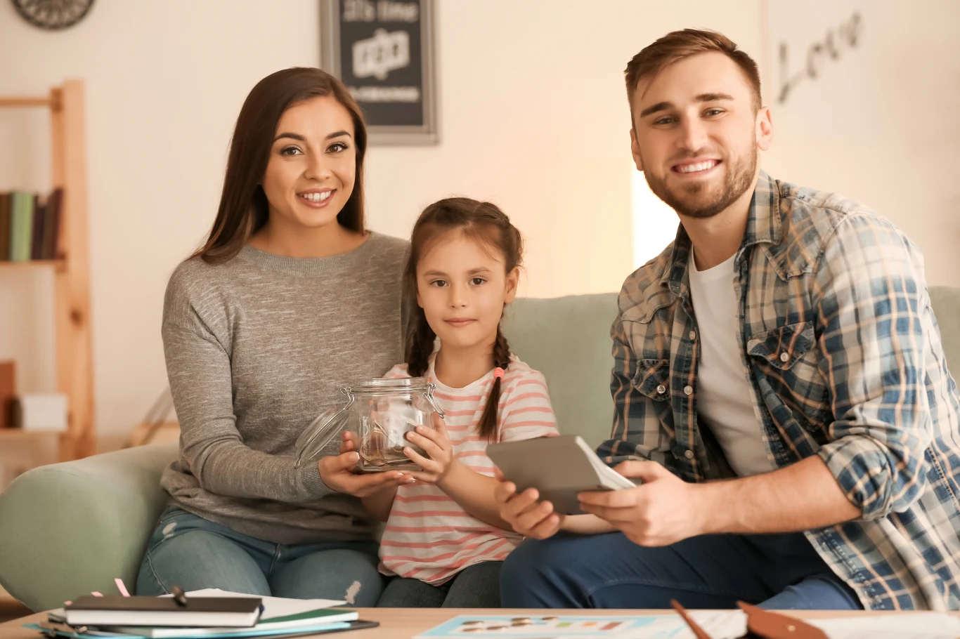 Zasiłek rodzinny stanowi formę wsparcia finansowego dla wielu osób. Kto i na jakich zasadach może go otrzymać?