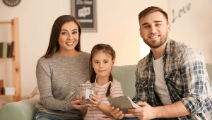 Zasiłek rodzinny stanowi formę wsparcia finansowego dla wielu osób. Kto i na jakich zasadach może go otrzymać?