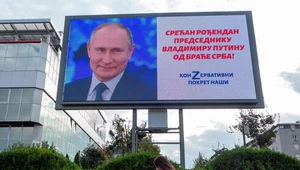 Zdaniem brytyjskich służb Władimir Putin posługiwał się dotąd "wadliwym" procesem podejmowania decyzji. Na zdjęciu: życzenia urodzinowe dla prezydenta Rosji od jego "serbskich przyjaciół"