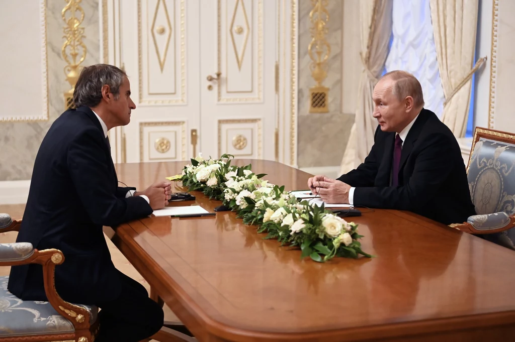 Rafael Grossi i Władimir Putin podczas rozmowy w Petersburgu Rafael Grossi i Władimir Putin podczas rozmowy w Petersburgu
