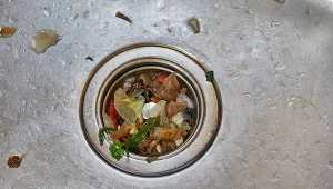 Wieczorem wsyp to do odpływu. Zapomnisz o zatkanym zlewie i brzydkim zapachu