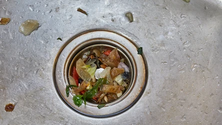 Odpływ w zlewie kuchennym brzydko pachnie i często się zatyka? Wsyp do niego ten produkt, a zapomnisz o problemie