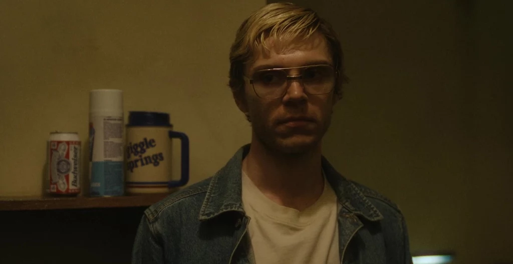 W główną rolę w serialu "Dahmer - Potwór: historia Jeffreya Dahmera" wcielił się Evan Peters.