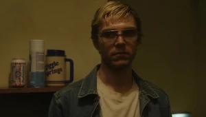 Evan Peters w serialu "Dahmer - Potwór: historia Jeffreya Dahmera"