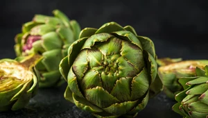 Karczochy – warzywa przypominające szyszkę. Będą doskonałym dodatkiem do jesiennej diety