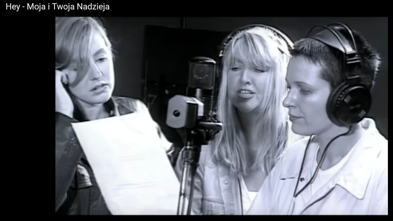 Edyta Bartosiewicz, Maryla Rodowicz i Katarzyna Nosowska w teledysku "Twoja i moja nadzieja '97". Edyta Bartosiewicz, Maryla Rodowicz i Katarzyna Nosowska w teledysku "Twoja i moja nadzieja '97".
