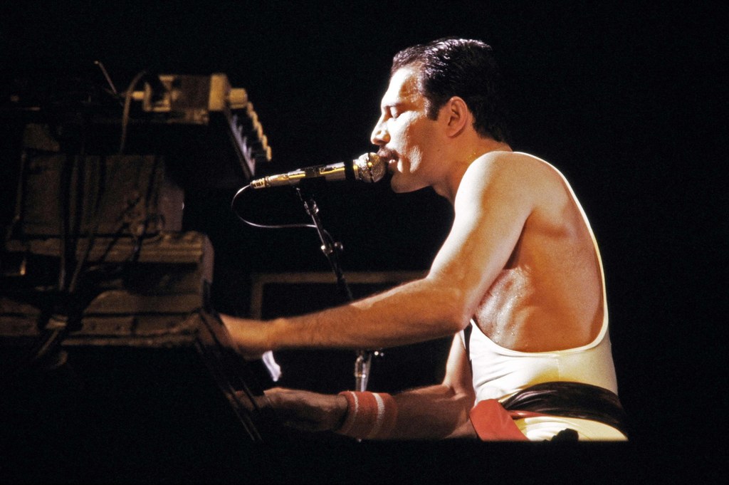 Freddie Mercury. Zdjęcie z koncertu z Queen w 1984 r. w hali Paryż-Bercy