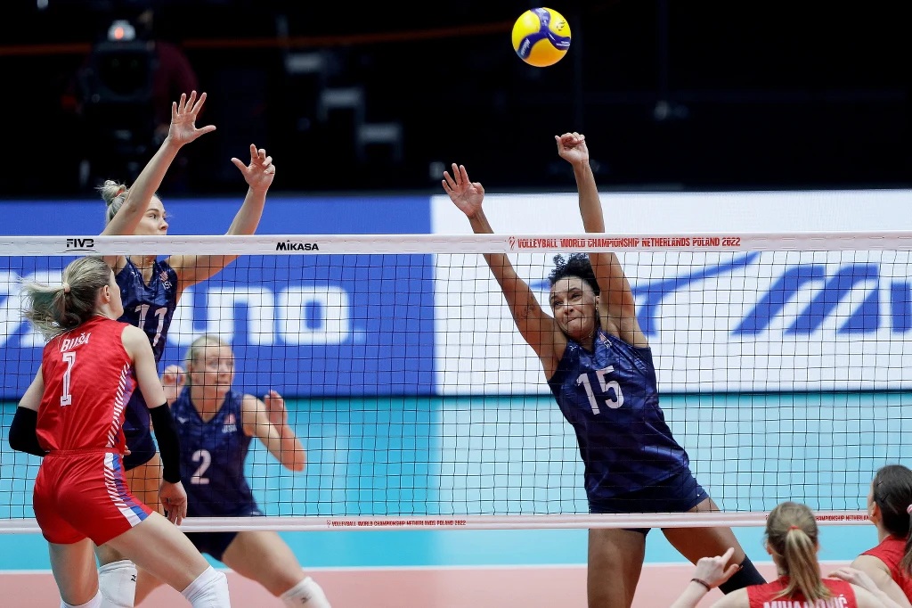 Półfinał Serbia - USA w Gliwicach. W akcji Amerykanki Jordyn Poulter, Haleigh Washington oraz Serbka Bianka Busa Półfinał Serbia - USA w Gliwicach. W akcji Amerykanki Jordyn Poulter, Haleigh Washington oraz Serbka Bianka Busa