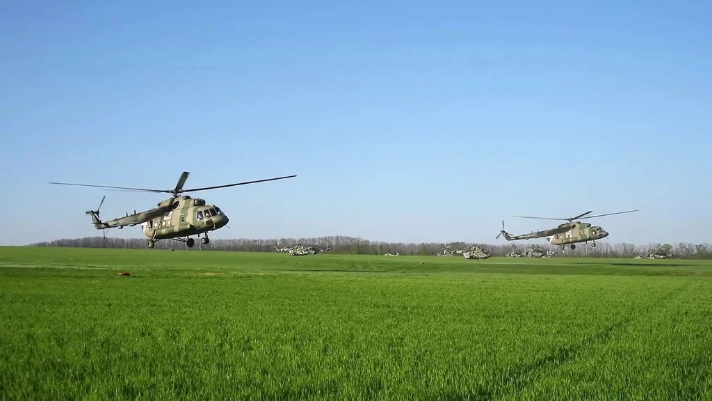 Śmigłowce MI-8MTPR-1 przygotowujące się do misji na terytorium Ukrainy 