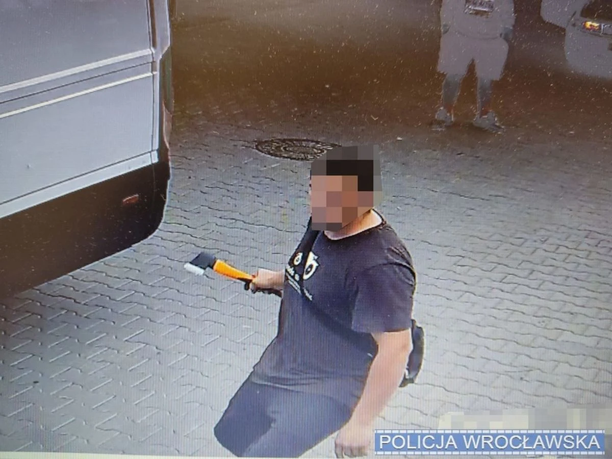 Drugi z mężczyzn najprawdpodobniej również usłyszy zarzut z art 190 Kodeksu Karnego Drugi z mężczyzn najprawdpodobniej również usłyszy zarzut z art 190 Kodeksu Karnego