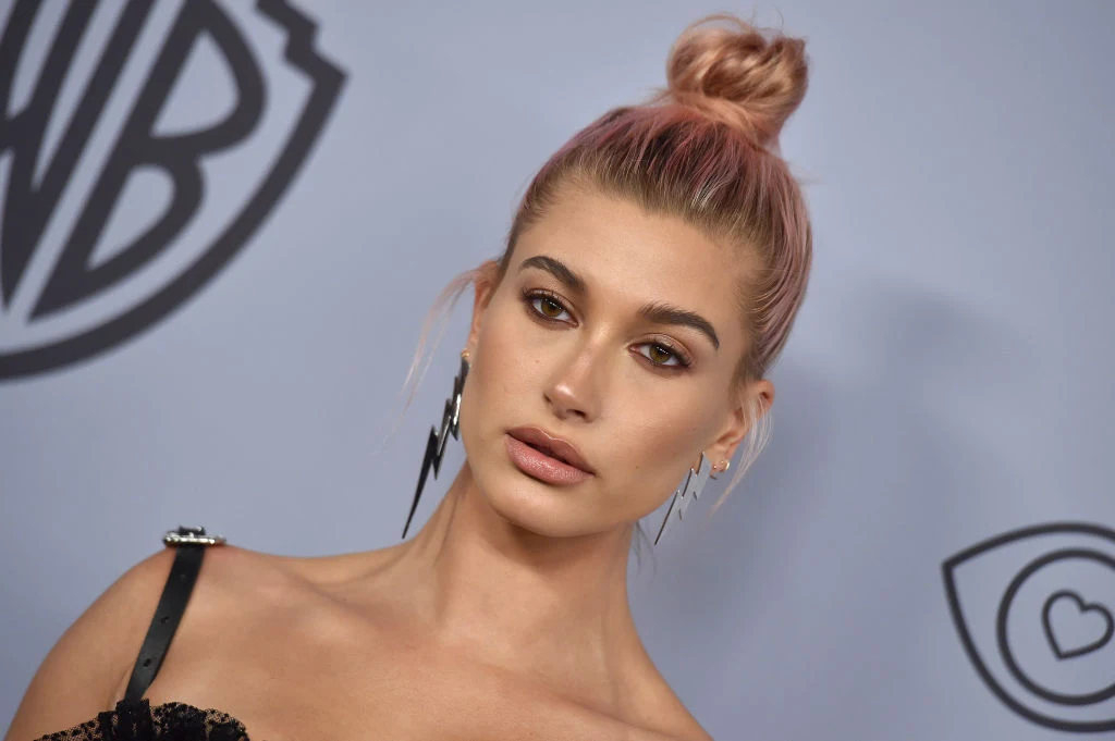 Gładki kok: Hailey Bieber kocha to upięcie Gładki kok: Hailey Bieber kocha to upięcie