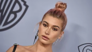 Gładki kok to hit sezonu. Hailey Bieber kocha to upięcie