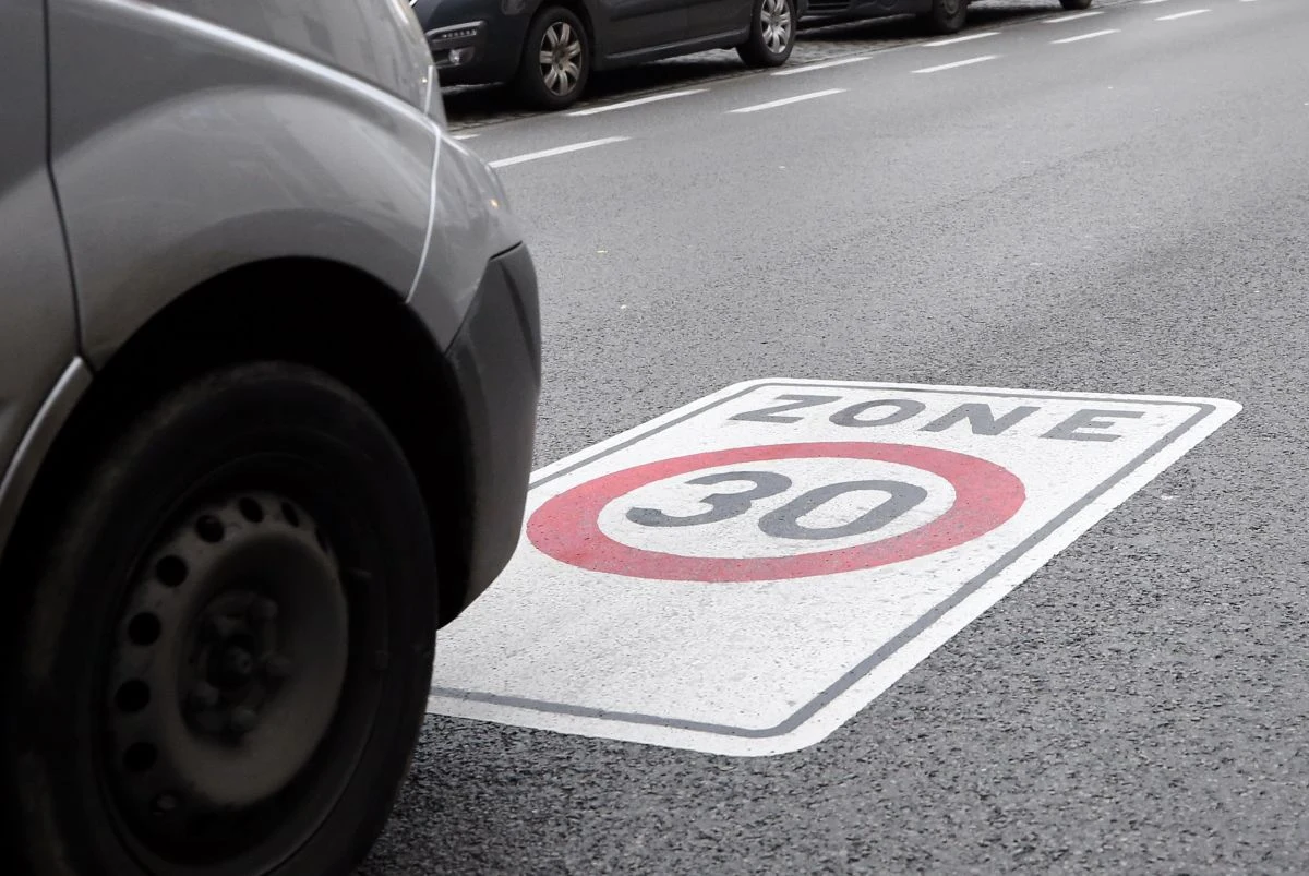 30 km/h w obszarze zabudowanym? Taki limit obowiązuje dziś na drogach Hiszpanii