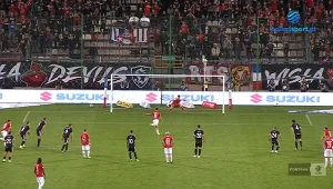 Luis Fernandez wykorzystuje rzut karny w meczu Wisła - ŁKS. Mecze Wisły Kraków biją rekordy oglądalności w Fortuna 1. Lidze