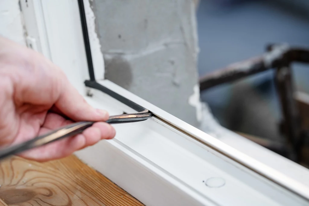 Uszczelnienie drzwi i okien to prosta czynność, która może przynieść zaskakująco dobre efekty dla ocieplenia pomieszczeń
