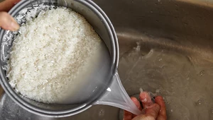 Dlaczego nie warto wylewać wody ryżowej? Oto 3 powody!