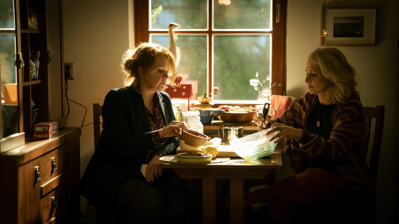 "Święta inaczej" to spora niespodzianka dla tych, którzy oczekują przesłodzonej komedii, w której wszyscy bohaterowie siadają przy stole uginającym się od dwunastu tradycyjnych potraw i patrzą na pięknie ubraną choinkę, następnie wspólnie śpiewają kolędy, dzielą się opłatkiem aż wreszcie wręczają sobie prezenty -  często nietrafione lub podarowane z nie do końca szczerym uśmiechem. 