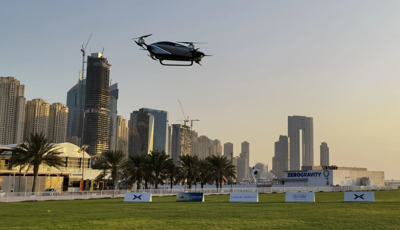 Ten latający samochód wygląda zupełnie jak Tesla Cybertruck na wirnikach Ten latający samochód wygląda zupełnie jak Tesla Cybertruck na wirnikach