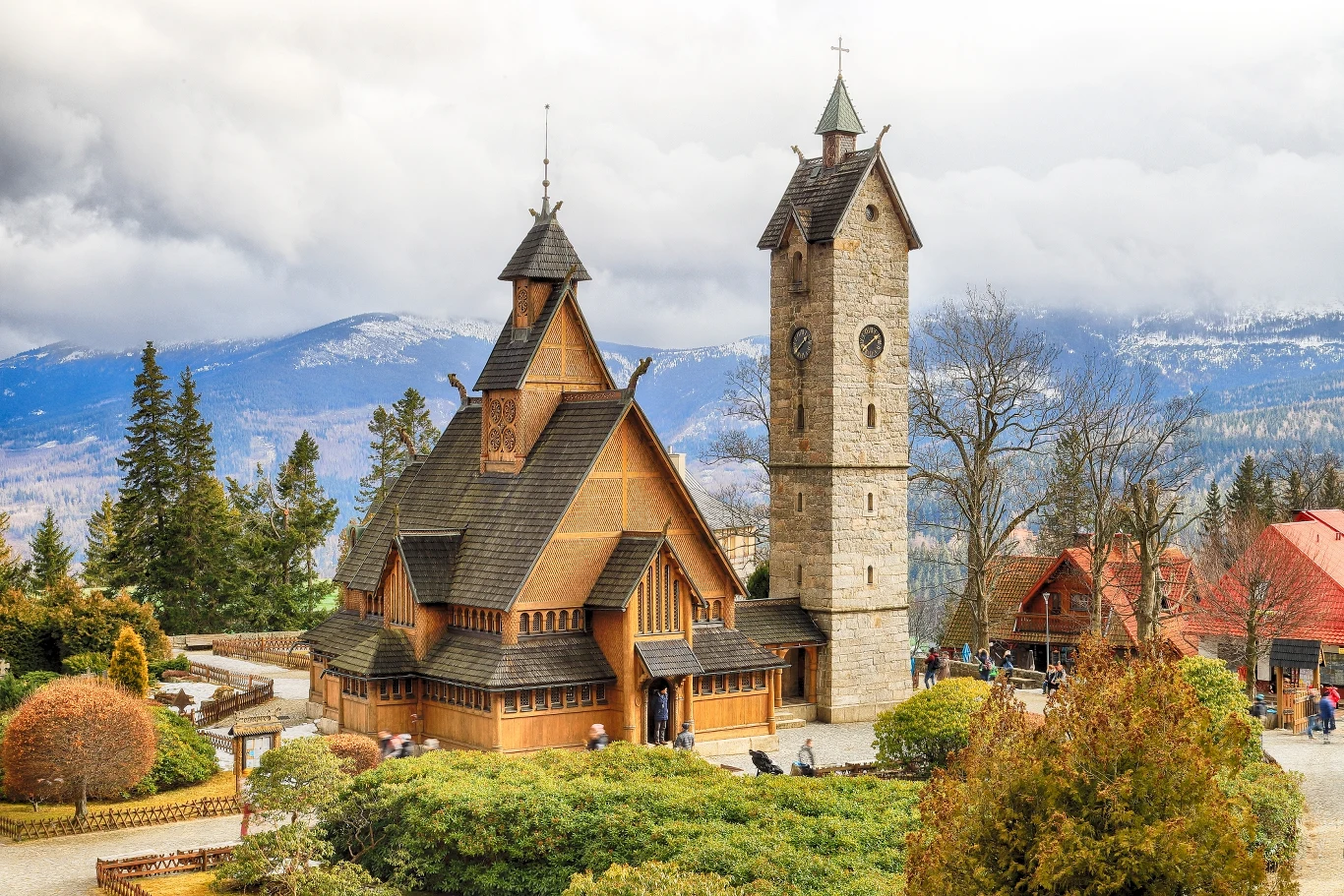 Świątynia Wang w Karpaczu. To jedno z miejsc, które warto odwiedzić jeszcze tej jesieni Świątynia Wang w Karpaczu. To jedno z miejsc, które warto odwiedzić jeszcze tej jesieni