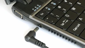 Gdy nasz laptop jest naładowany, warto odłączyć ładowarkę.