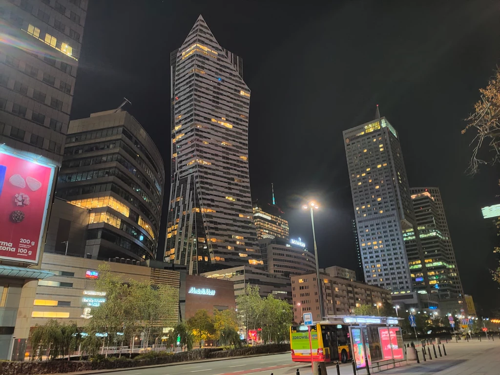 Zdjęcie wykonane tuż przed godziną 0:30. Rozświetlone wieżowce w centrum Warszawy. Na fotografii są także hotele Zdjęcie wykonane tuż przed godziną 0:30. Rozświetlone wieżowce w centrum Warszawy. Na fotografii są także hotele