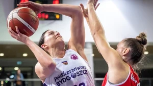 Koszykarka KS Basketu 25 Bydgoszcz Steph Kostowicz (z lewej) i Marilena Gerostergiou z OA Chania podczas meczu Pucharu Europy