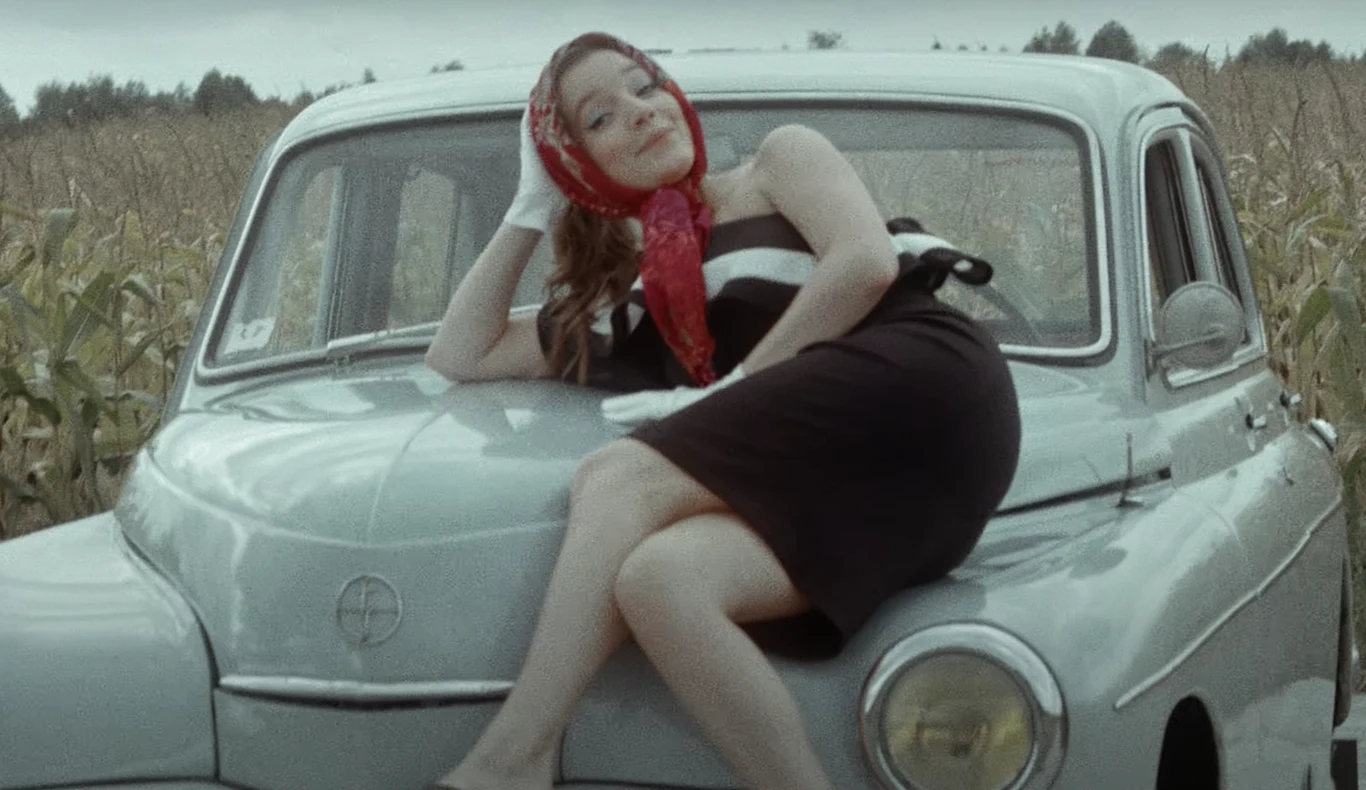 sanah w teledysku "Warszawa" sanah w teledysku "Warszawa"