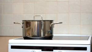 Jak oszczędniej korzystać z kuchenki elektrycznej? Tak zmniejszysz rachunki za prąd