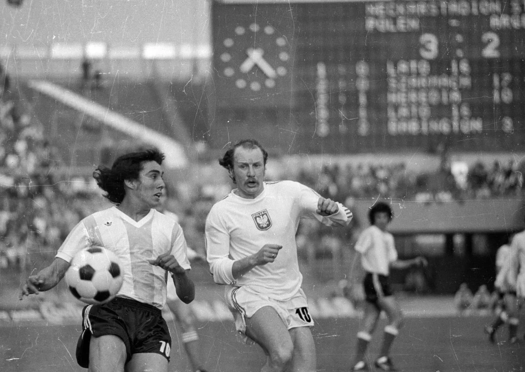 Robert Gadocha w trakcie meczu Polska-Argentyna na Mistrzostwach Świata w Piłce Nożnej Robert Gadocha w trakcie meczu Polska-Argentyna na Mistrzostwach Świata w Piłce Nożnej