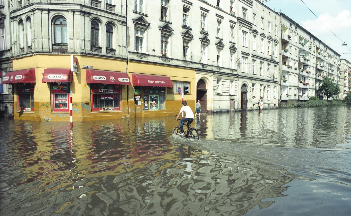 Wroclaw, lipiec 1997. Skrzyżowanie ulicy Tadeusza Kościuszki i Jaroslawa Dąbrowskiego w centrum miasta w czasie powodzi tysiąclecia