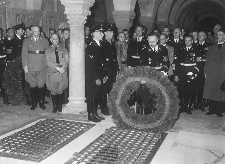 Heinrich Himmler sam brał udział w wielu wiecach i spędach, odwołujących się do pojmowania kultury Aryjczyków przez nazistów