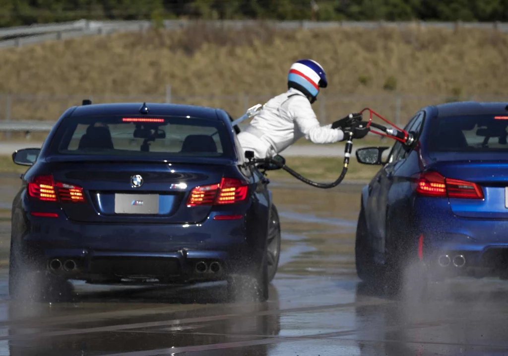 W BMW potrafią tankować samochody podczas jazdy w poślizgu. Tego rozwiązania nie polecamy.