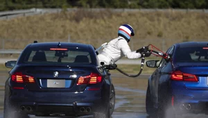 W BMW potrafią tankować samochody podczas jazdy w poślizgu. Tego rozwiązania nie polecamy.