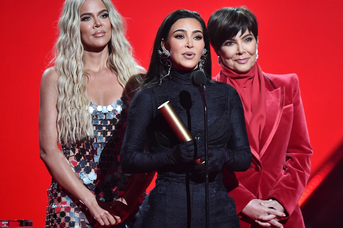 Na TikToku właśnie pojawił się film, na którym pokazano, jak Kardashianki wyglądałyby bez wszelkich zabiegów, którym się poddały Na TikToku właśnie pojawił się film, na którym pokazano, jak Kardashianki wyglądałyby bez wszelkich zabiegów, którym się poddały