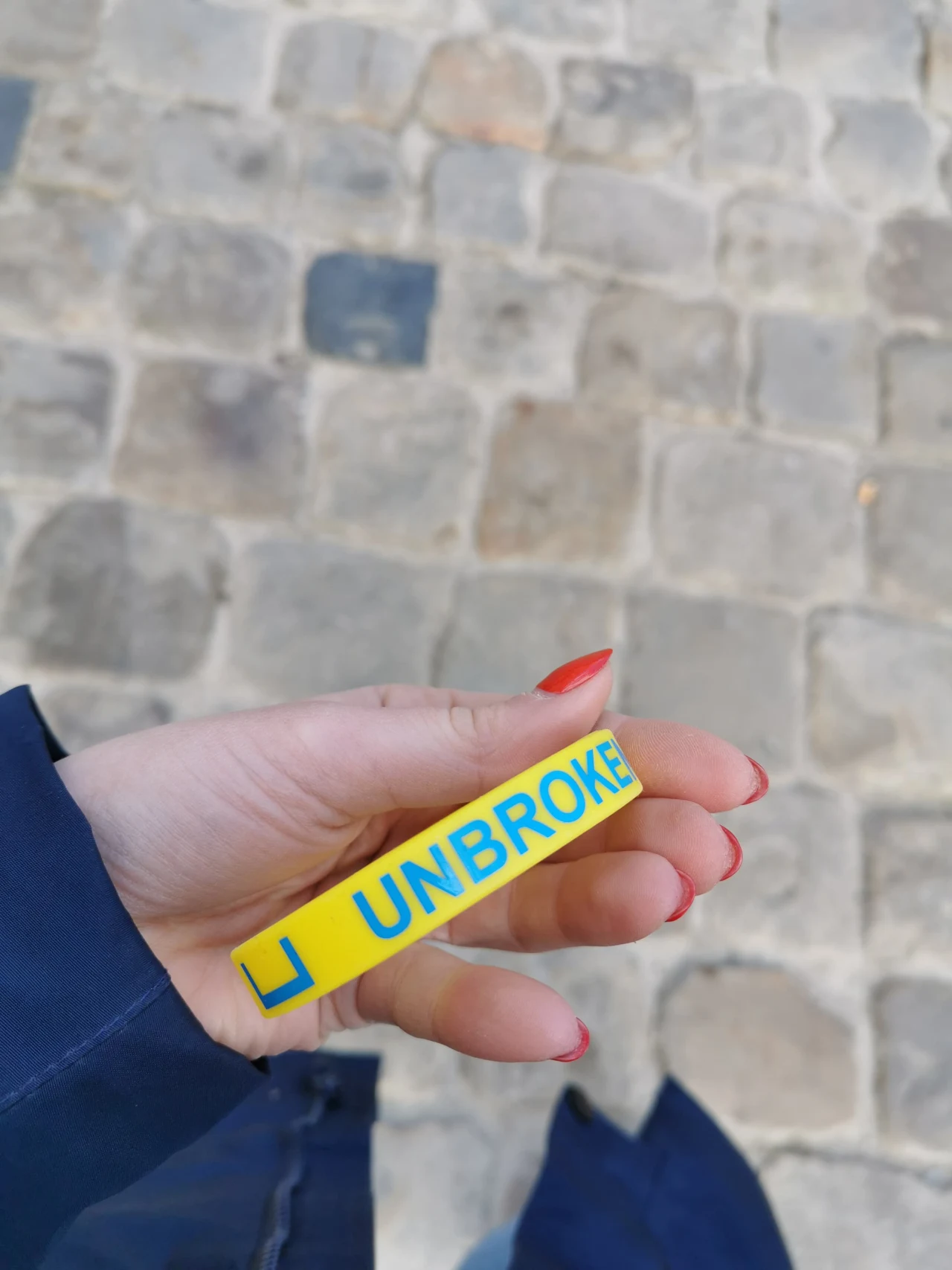 Bransoletka, z logo akcji "Unbroken"