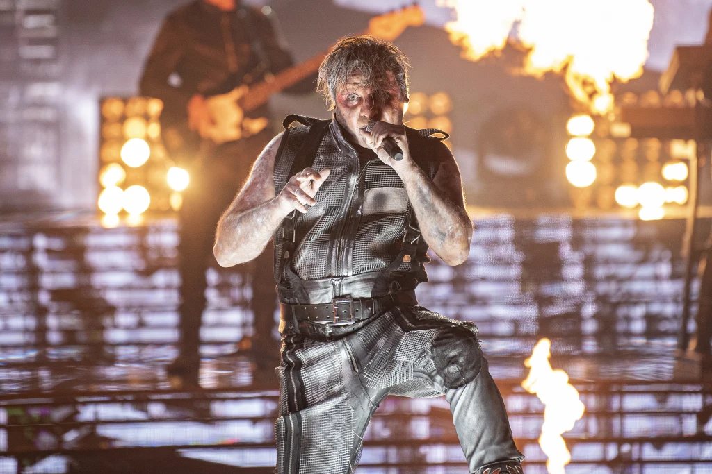 Michał Milowicz jako Till Lindemann w "Twoja Twarz Brzmi Znajomo"